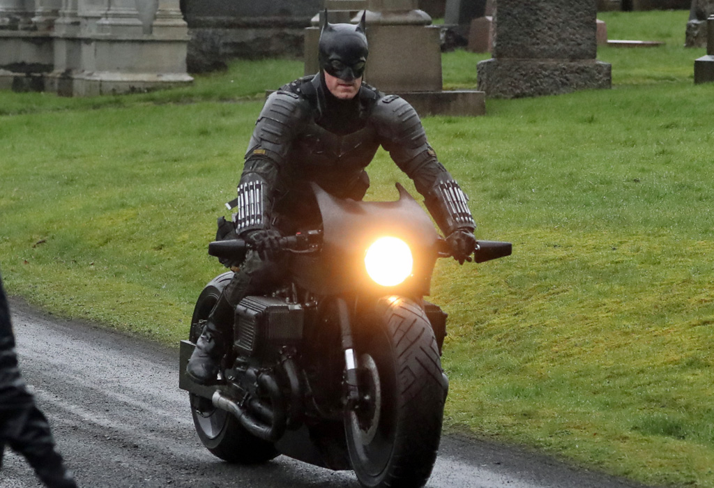 Robert Pattinsons Full Batsuit Appears In New Set Photos 4367