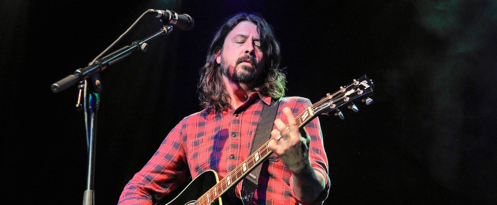 dave-grohl-foo-fighters-acoustic-guitar-getty-full.jpg