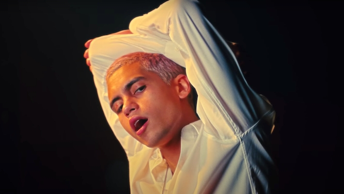 Dominic Fike Debuts Blue Hair in New Music Video for "Chicken Tenders" - wide 1