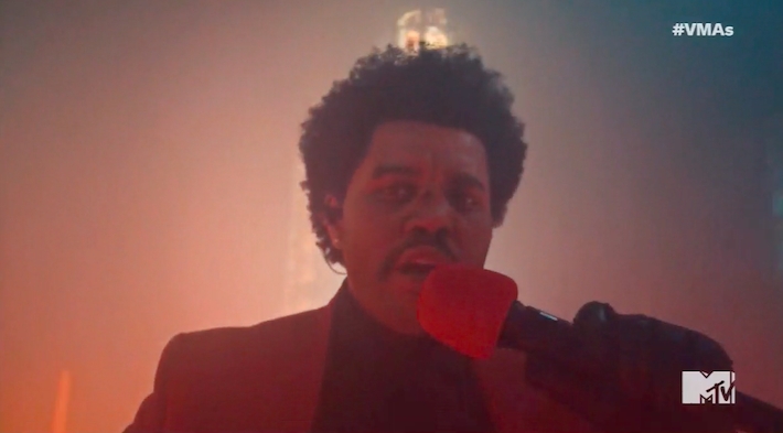 Watch The Weeknd's VMAs Performance Of 'Blinding Lights' - UPROXX