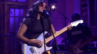 HER Graces ‘SNL’ With Silky Smooth Performances Of ‘Damage’ And ‘Hold On’