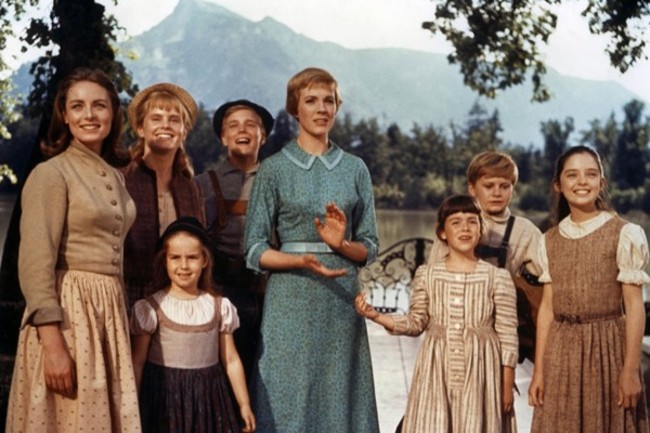 julie-andrews-and-cast_sound-of-music-1965_1.jpg