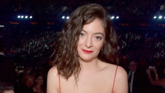 Lorde Continues Her Glorious Onion Ring Review Comeback With Her First Post Of 2021
