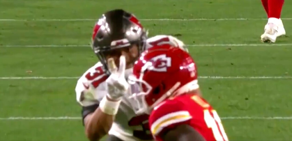 Antoine Winfield Jr. Taunted Tyreek Hill With His Signature Deuces As ...