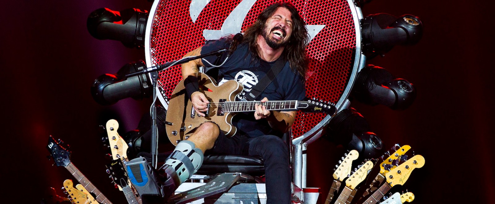 dave-grohl-broken-leg-throne-chair-2015-getty-full.jpg