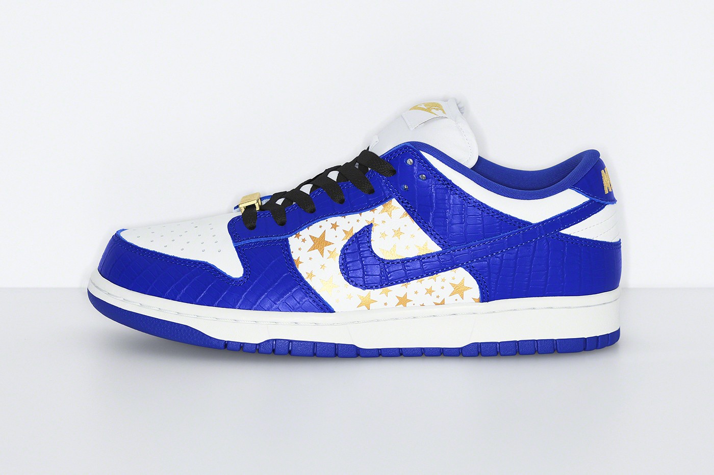 supreme dunk low stock