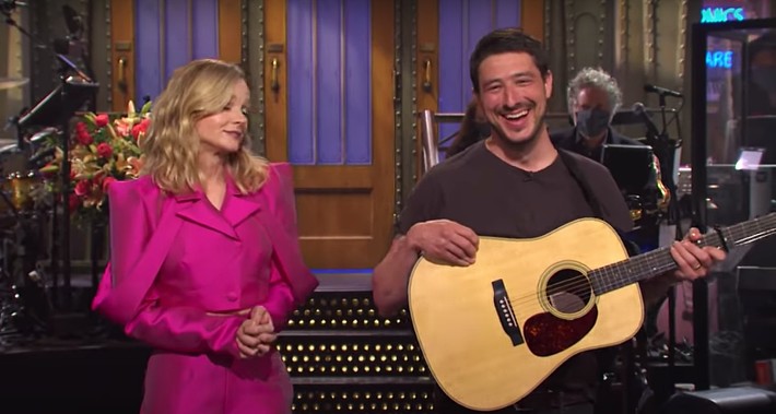 Dynamic Marcus Mumford Brought His Guitar To Wife Carey Mulligan's Snl Monologue Picture for Mobile Dynamic Marcus Mumford Brought His Guitar To Wife Carey Mulligan's Snl Monologue Picture for Mobile