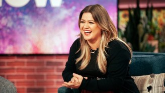 Kelly Clarkson Once Needed To Poop So Badly She ‘Destroyed’ A ‘Poor Trash Can’ During A Concert