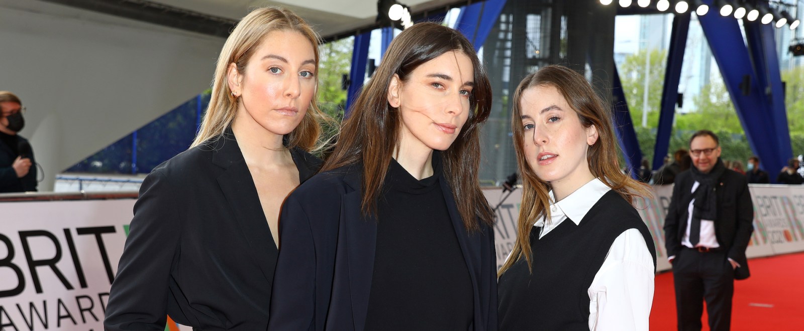Este Haim Had A Nip Slip At The 2021 Brit Awards And Shared A Perfect Response - warrior beth crowley code for dance off roblox