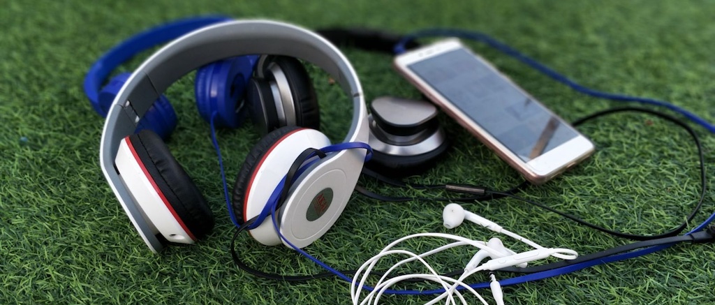 audio-headphones-wikimedia-commons-top.jpg