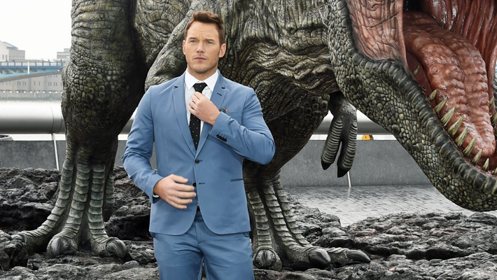 Chris Pratt atrapado haciendo el tonto con la boca de dinosaurio ‘Jurassic World’