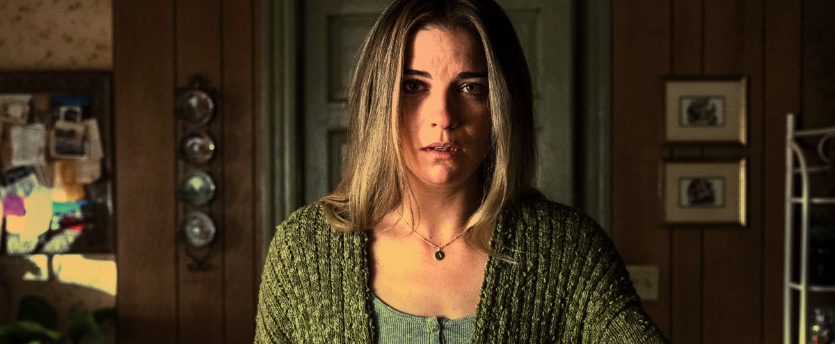 Annie Murphy On Transitioning From ‘Schitt’s Creek’ To ‘Kevin Can F**k Himself’ And While She’ll Never Watch A Sitcom The Same Way Again