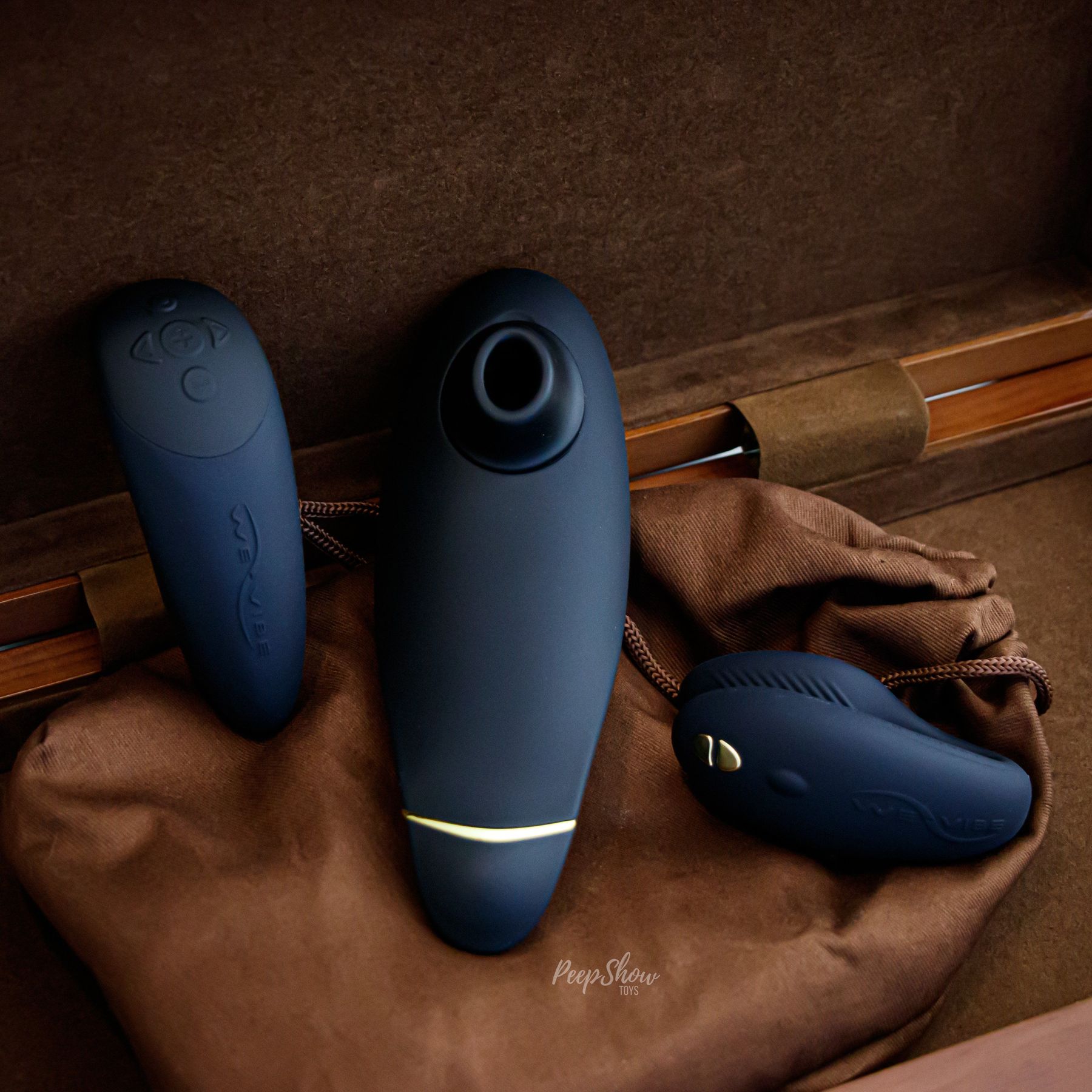 Womanizer игра. Набор Womanizer Premium + we-Vibe Chorus. Вуманайзер это как им пользоваться. Womanizer Golden moments collection. Womanizer - Golden moments Limited Edition.
