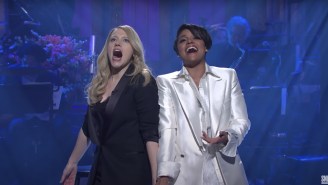 Kate McKinnon Crashed Ariana DeBose’s ‘SNL’ Monologue So The Two Could Sing Songs From ‘West Side Story’