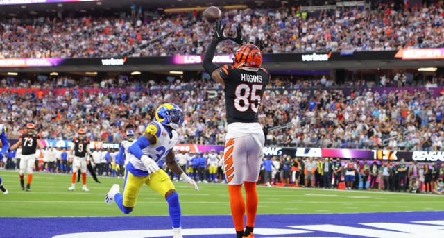 Bengals' Joe Mixon connects with Tee Higgins for TD score in Super