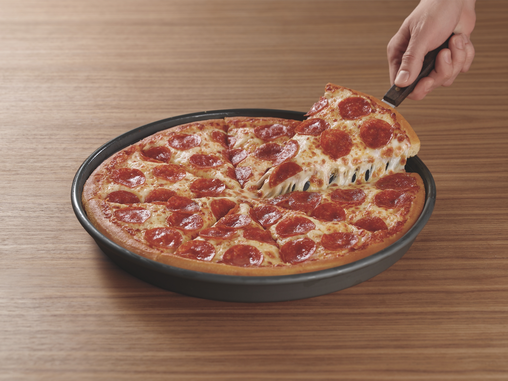 Теста пицца отзывы. Pizza Hut пепперони. Chopard pizza пепперони. Пицца необычной формы.