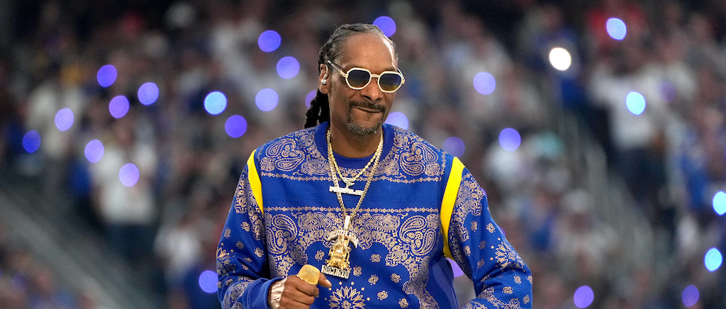 A 'Snoop Dogg Smokes Weed At Super Bowl' Headline Is Getting Roasted By Fans
