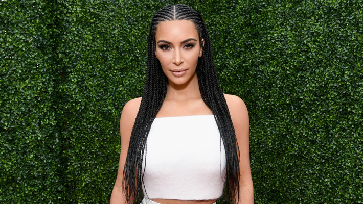 Kim Kardashian répond à la diss d’hébergement ‘SNL’ de Debra Messing