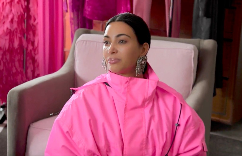 Bokep Kim Kadarshian - Watch Kanye West Give Kim Kardashian Her Sex Tape Back