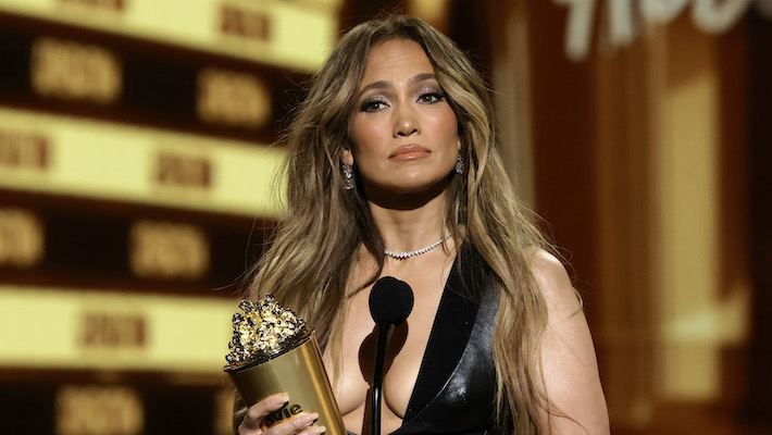 Jennifer Lopez dit que se concentrer sur ses fesses a conduit à une faible estime de soi