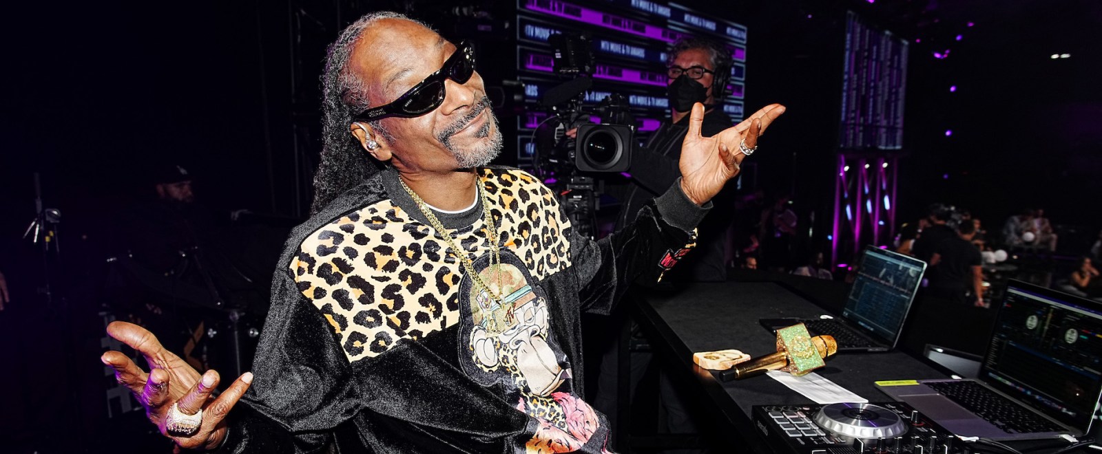 Snoop Dogg Reacts To A Proposal Happening Right In Front Of Him In A
