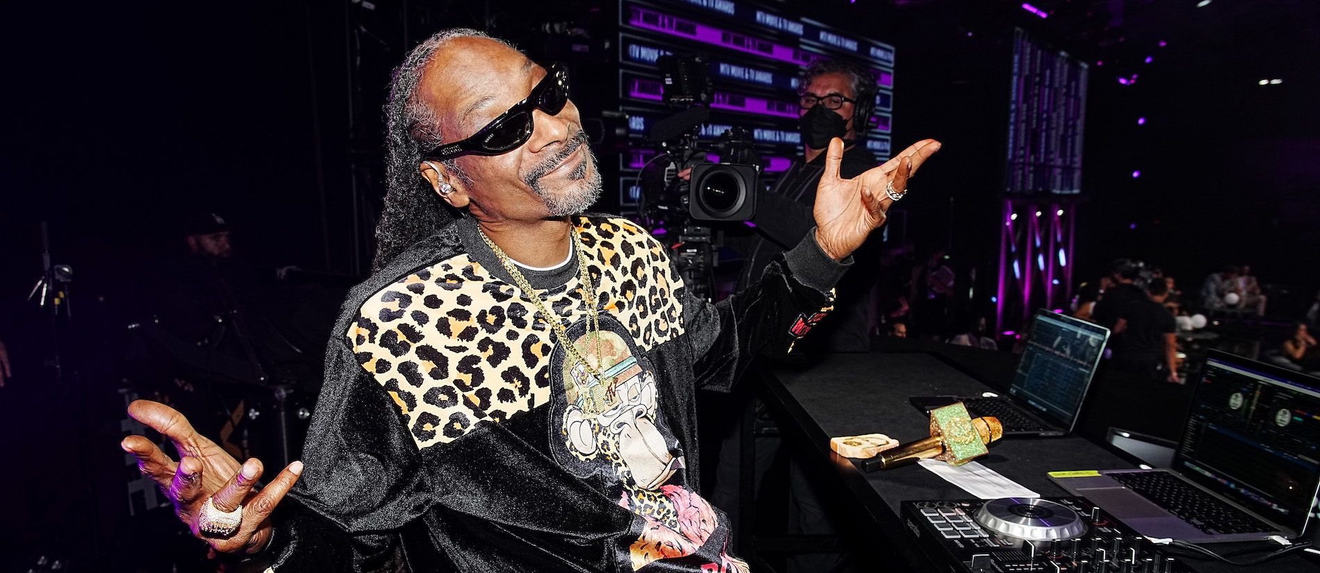 Snoop Dogg Reacts To A Proposal Happening Right In Front Of Him In A