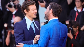 Harry Styles Breaks The Internet By Kissing Nick Kroll During The ‘Don’t Worry Darling’ Standing Ovation