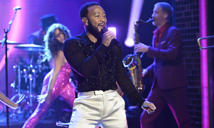 John Legend chante “All She Wanna Do” dans “The Tonight Show”