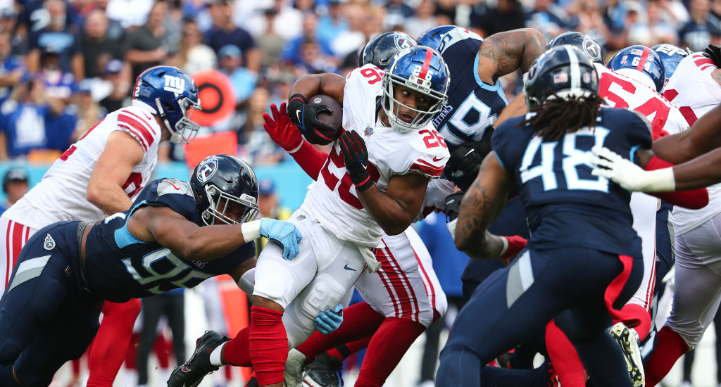 Saquon Barkley brings in the two-point conversion