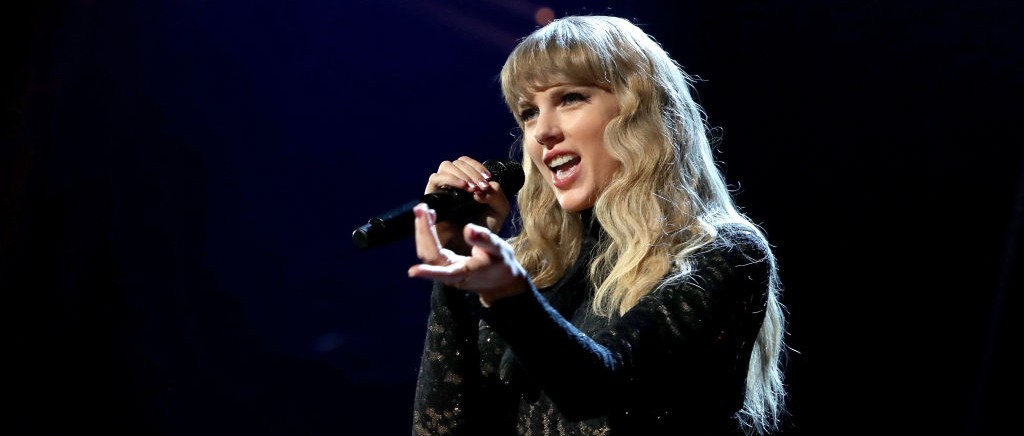 taylor swift rock and roll hall of fame