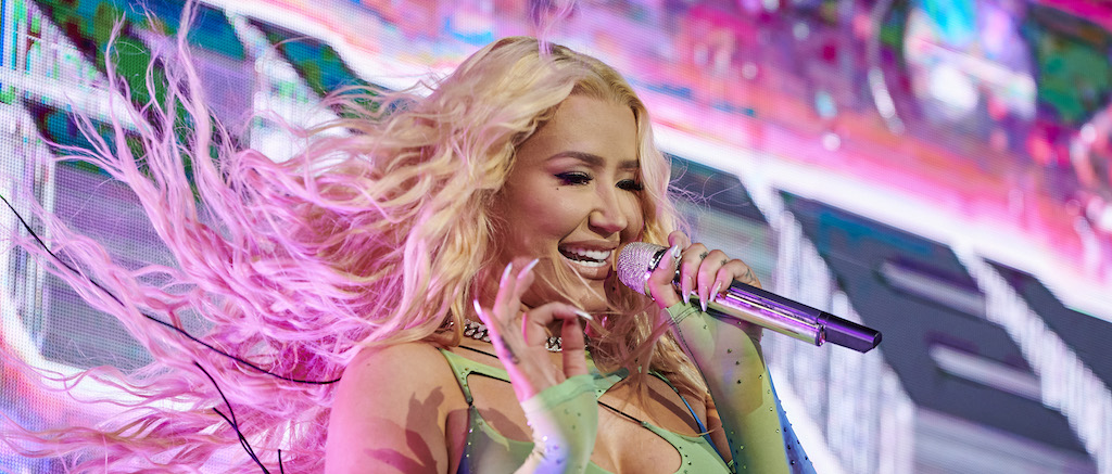 Iggy Azalea Roasted A Raiders Sportswriter Who Didn’t Like Her Halftime ...