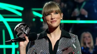 Taylor Swift Accepts Best Pop At The MTV EMAs In A Super Awkward Backstage Moment