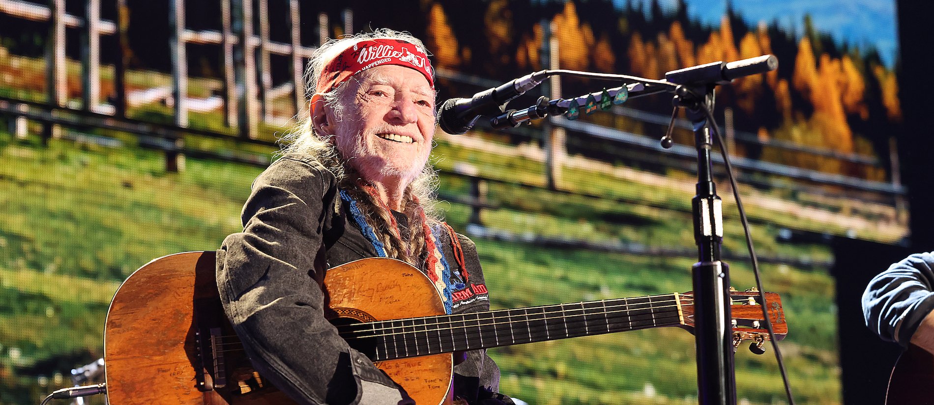 89YearOld Willie Nelson Is Up For 2023 Grammys, Not Oldest Nominee