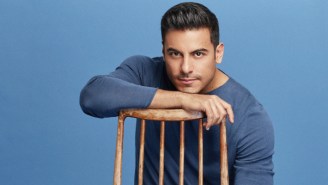 Carlos Rivera Looks Back On A Year Of Romance And Memories In His ‘Un Viaje A Todas Partes’ Video