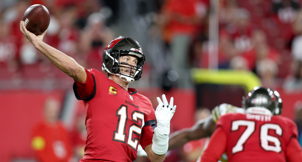 Tom Brady and Buccaneers struggle to find end zone, but still beat