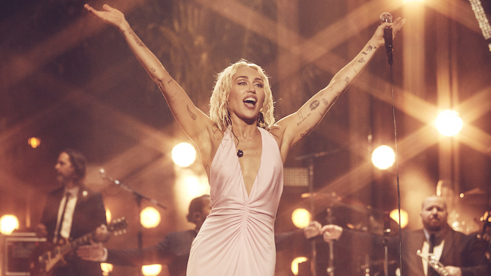Watch Miley Cyrus Perform “Flowers” ​​Live