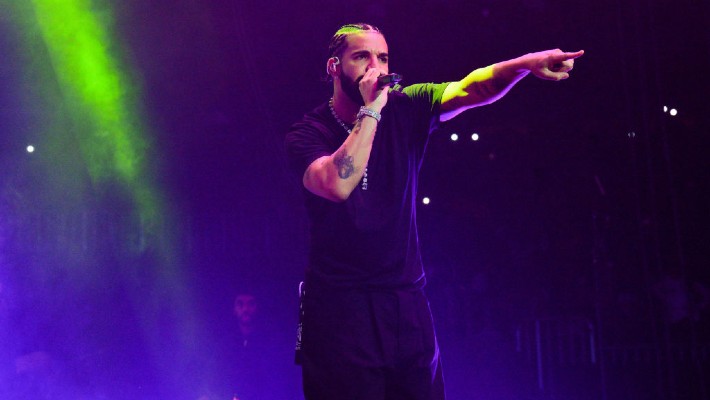 Quelles chansons ont été interprétées lors de l’Apollo Theatre Show de Drake ?