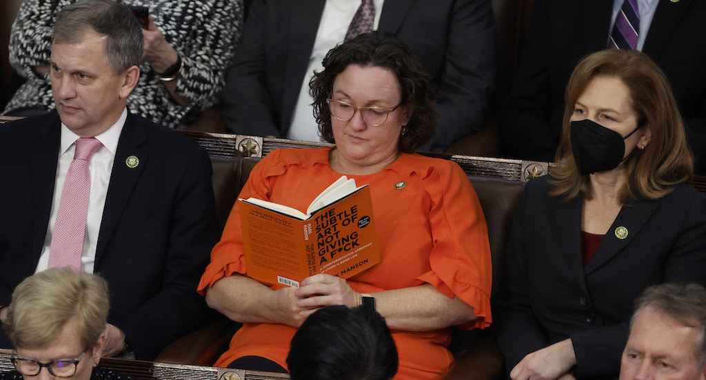 Katie Porter a lu un certain livre pendant que les républicains se bagarraient