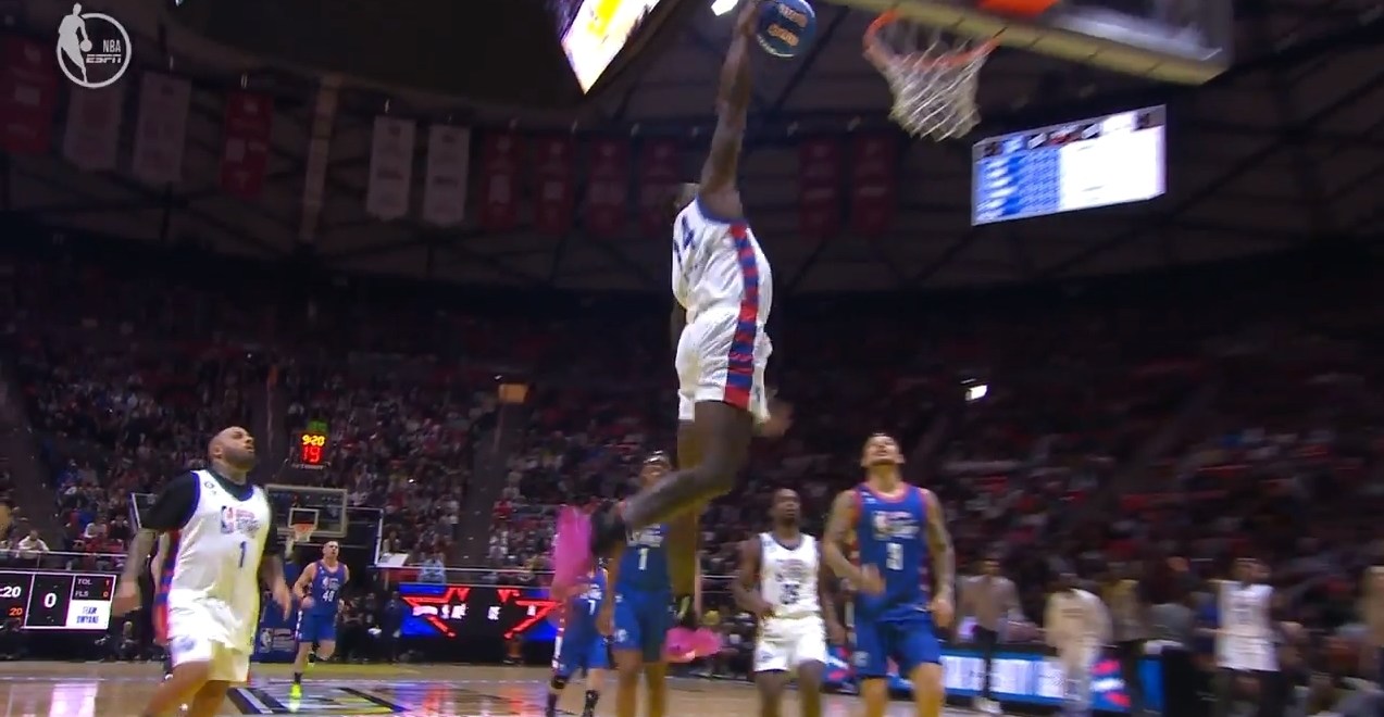 DK Metcalf's monster dunk brings down house at All-Star Celebrity game