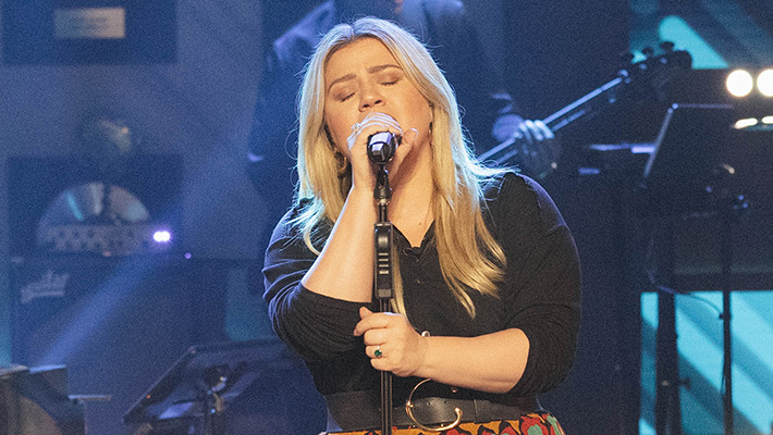 Kelly Clarkson's 'Stayaway' Muna Cover Bares It All