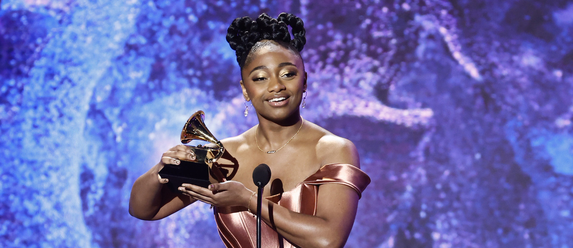 Samara Joy Wins The Best New Artist Grammy Award For 2023(02)