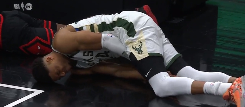 giannis wrist