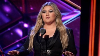 There’s Only One Object Kelly Clarkson Wants Fans To Throw At Her On Stage, And It’s An Expensive Safety Hazard