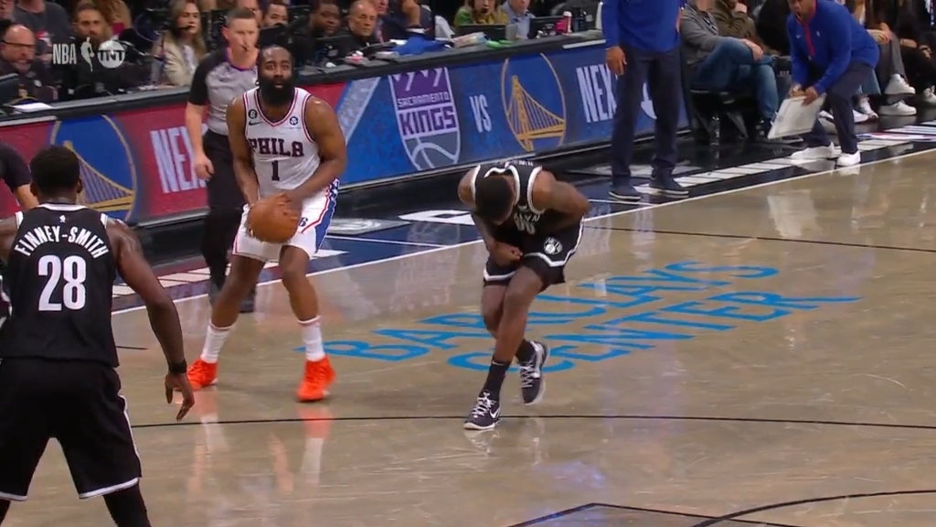 James Harden wurde rausgeworfen, weil er Royce O’Neale in die Nüsse geschlagen hatte