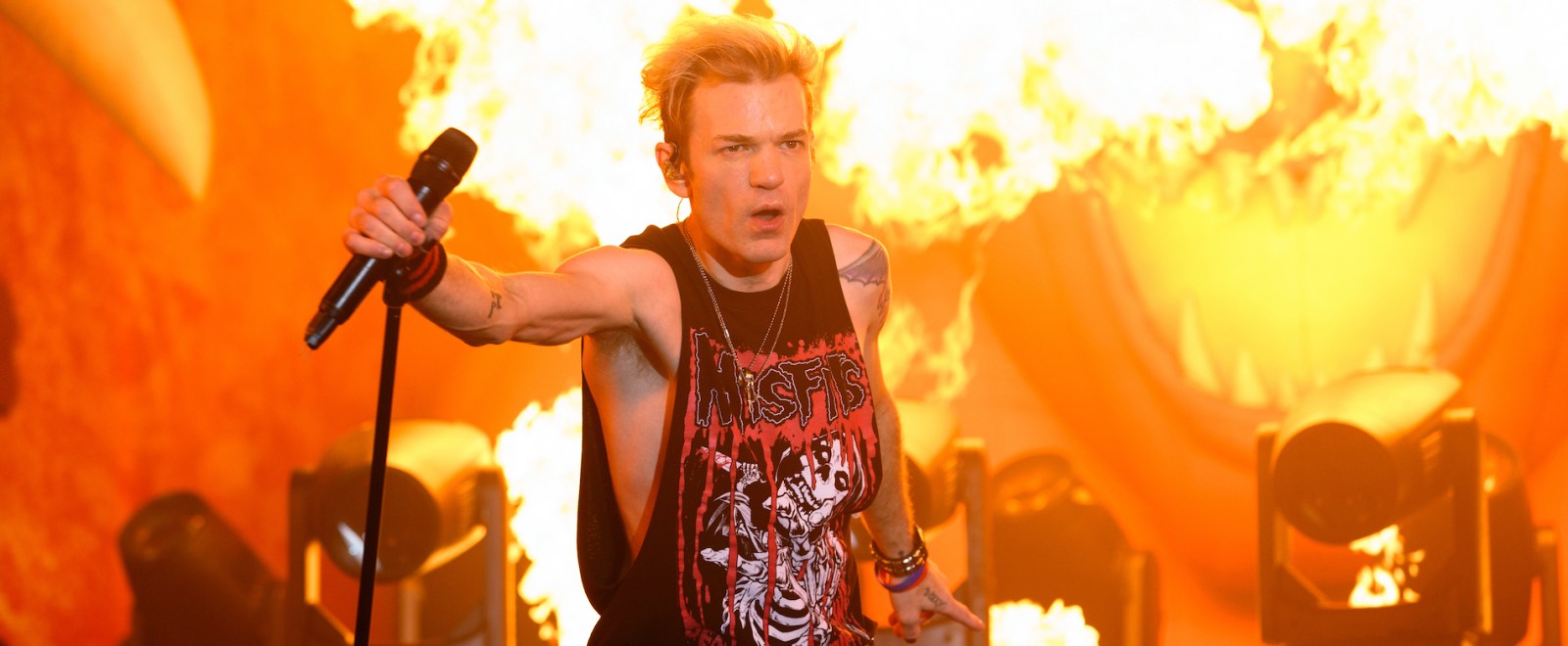 Sum 41 Is Breaking Up After 27 Years & Fans Are Sharing All The Nostalgic  Feels - Narcity