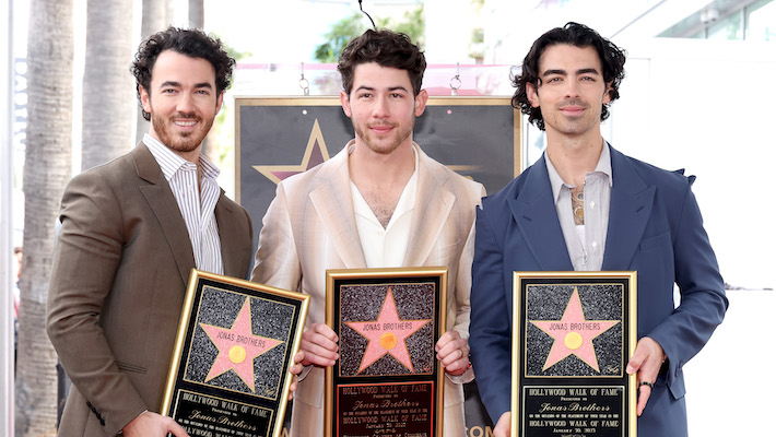 Nick Jonas chante des chansons sexuelles avec ses frères : “Strange”