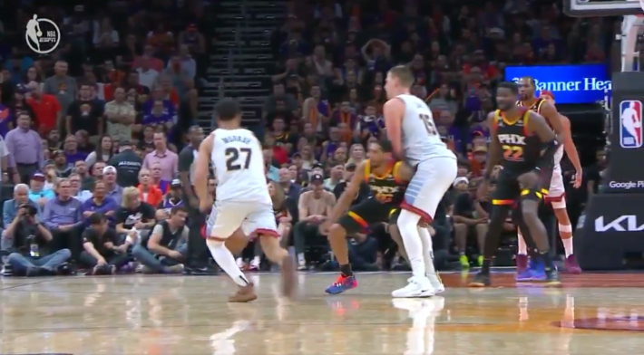 Nikola Jokic ist der neueste NBA-Spieler, der in die Nüsse getroffen wurde