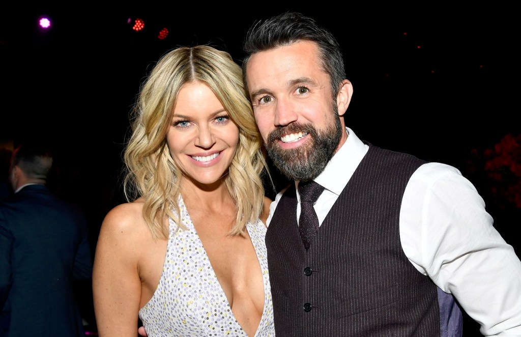 Kaitlin Olson bietet gegen Rob McElhenney für die Eagles-Jacke