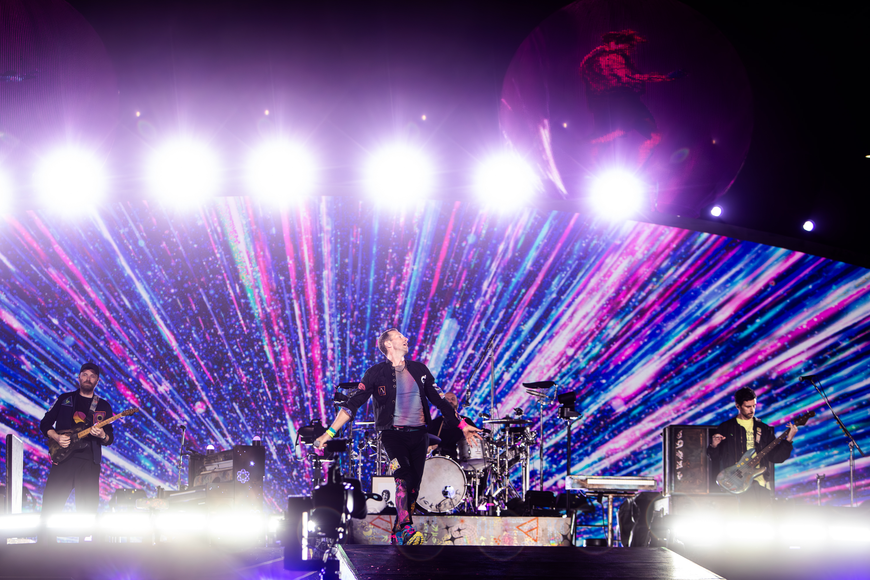 Review: Coldplay return with 'Music of the Spheres' - Los Angeles Times