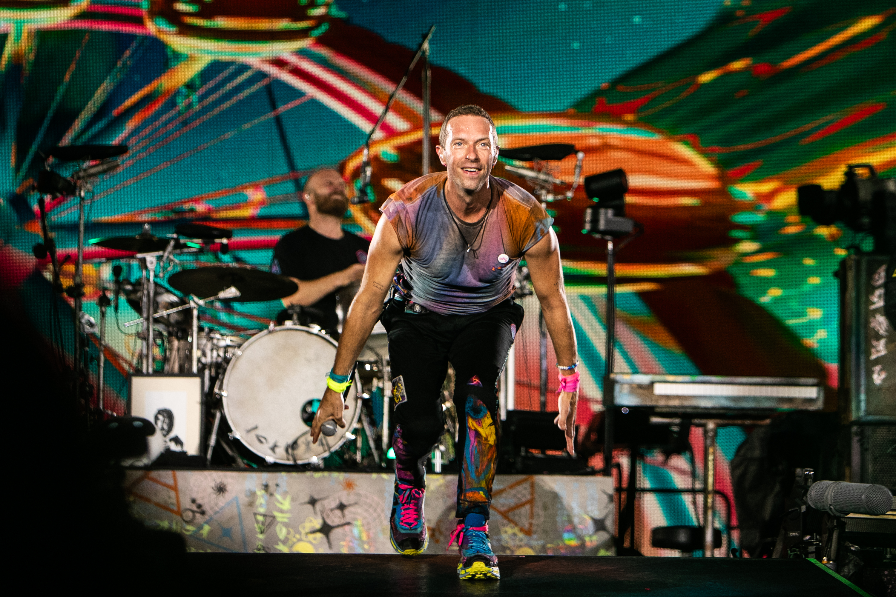 Review: Coldplay return with 'Music of the Spheres' - Los Angeles Times